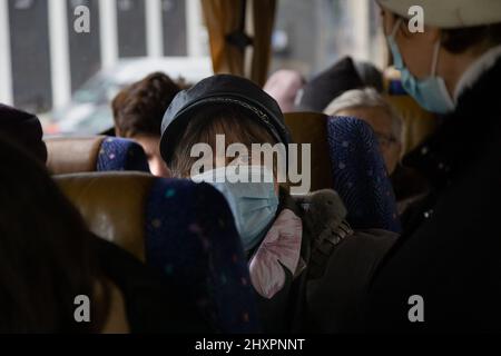 Chisinau, Moldavia. 13th Mar 2022. Il gruppo umanitario israeliano ha Unito Hatzalah, ha eseguito l'operazione Orange Wings da una sinagoga di Chisinau ed ha estratto centinaia di rifugiati ucraini per la sicurezza, il 13 marzo 2022 a Chisinau, Moldavia. Più di due milioni e mezzo di persone sono fuggiti dall'Ucraina nei paesi vicini da quando la Russia ha lanciato un'invasione su larga scala del paese il 24 febbraio. (Foto di Michael Nigro/Pacific Press) Credit: Pacific Press Media Production Corp./Alamy Live News Foto Stock