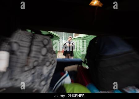 Chisinau, Moldavia. 13th Mar 2022. Il gruppo umanitario israeliano ha Unito Hatzalah, ha eseguito l'operazione Orange Wings da una sinagoga di Chisinau ed ha estratto centinaia di rifugiati ucraini per la sicurezza, il 13 marzo 2022 a Chisinau, Moldavia. Più di due milioni e mezzo di persone sono fuggiti dall'Ucraina nei paesi vicini da quando la Russia ha lanciato un'invasione su larga scala del paese il 24 febbraio. (Foto di Michael Nigro/Pacific Press) Credit: Pacific Press Media Production Corp./Alamy Live News Foto Stock