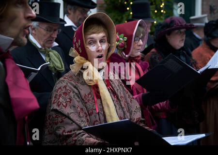 Un coro canta canzoni di Natale davanti al pubblico Foto Stock