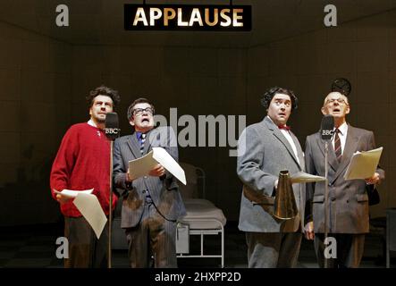 l-r: James Clyde (Spike Milligan), Peter Temple (Peter Sellers), Christian Patterson (Harry Secombe), Jeremy Child (Wallace Greenslade) a YING TONG di Roy Smiles presso la West Yorkshire Playhouse, Leeds, Inghilterra 28/10/2004 design: Peter McKintosh illuminazione: Tony Simpson regista: Michael Kingsbury Foto Stock