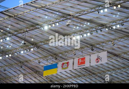 Leverkusen/Germania. 13th marzo 2022, protesta contro la guerra, bandiera dell'Ucraina nello stadio, calcio 1st Bundesliga, 26th giorno di incontro, Bayer 04 Leverkusen (LEV) - FC Colonia (K) 0: 1, il 13th marzo 2022 a Leverkusen/Germania. Le normative #DFL vietano l'uso di fotografie come sequenze di immagini e/o quasi-video # Â Foto Stock