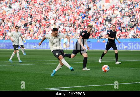 Leverkusen/Germania. 13th marzo 2022, gol chance PAULINHO l. (LEV) contro Luca KILIAN (K), azione, calcio 1st Bundesliga, 26th giorno di partita, Bayer 04 Leverkusen (LEV) - FC Colonia (K) 0: 1, il 13th marzo 2022 a Leverkusen/ Germania. Le normative #DFL vietano l'uso di fotografie come sequenze di immagini e/o quasi-video # Â Foto Stock