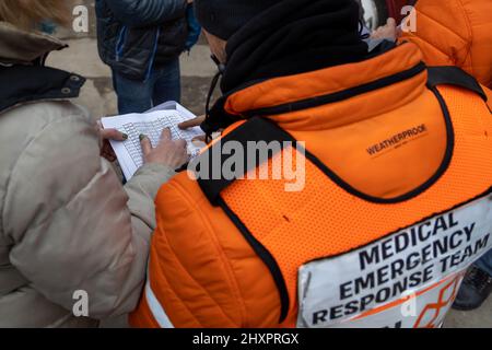 Chisinau, Moldavia. 13th Mar 2022. Il gruppo umanitario israeliano ha Unito Hatzalah, ha eseguito l'operazione Orange Wings da una sinagoga di Chisinau ed ha estratto centinaia di rifugiati ucraini per la sicurezza, il 13 marzo 2022 a Chisinau, Moldavia. Più di due milioni e mezzo di persone sono fuggiti dall'Ucraina nei paesi vicini da quando la Russia ha lanciato un'invasione su larga scala del paese il 24 febbraio. (Credit Image: © Michaal Nigro/Pacific Press via ZUMA Press Wire) Foto Stock