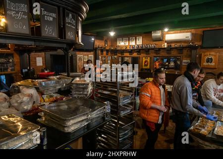 Chisinau, Moldavia. 11th Mar 2022. Il gruppo umanitario israeliano ha Unito Hatzalah, ha eseguito l'operazione Orange Wings da una sinagoga di Chisinau ed ha estratto centinaia di rifugiati ucraini per la sicurezza, il 13 marzo 2022 a Chisinau, Moldavia. Più di due milioni e mezzo di persone sono fuggiti dall'Ucraina nei paesi vicini da quando la Russia ha lanciato un'invasione su larga scala del paese il 24 febbraio. (Credit Image: © Michaal Nigro/Pacific Press via ZUMA Press Wire) Foto Stock