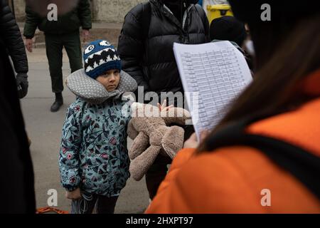 Chisinau, Moldavia. 13th Mar 2022. Il gruppo umanitario israeliano ha Unito Hatzalah, ha eseguito l'operazione Orange Wings da una sinagoga di Chisinau ed ha estratto centinaia di rifugiati ucraini per la sicurezza, il 13 marzo 2022 a Chisinau, Moldavia. Più di due milioni e mezzo di persone sono fuggiti dall'Ucraina nei paesi vicini da quando la Russia ha lanciato un'invasione su larga scala del paese il 24 febbraio. (Foto di Michael Nigro/Pacific Press/Sipa USA) Credit: Sipa USA/Alamy Live News Foto Stock