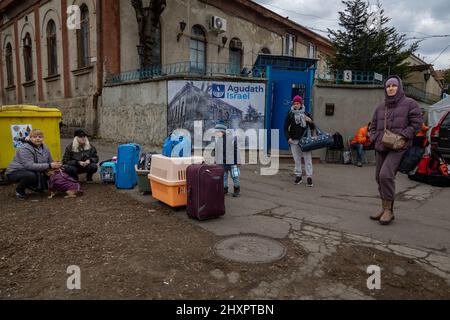 Chisinau, Moldavia. 13th Mar 2022. Il gruppo umanitario israeliano ha Unito Hatzalah, ha eseguito l'operazione Orange Wings da una sinagoga di Chisinau ed ha estratto centinaia di rifugiati ucraini per la sicurezza, il 13 marzo 2022 a Chisinau, Moldavia. Più di due milioni e mezzo di persone sono fuggiti dall'Ucraina nei paesi vicini da quando la Russia ha lanciato un'invasione su larga scala del paese il 24 febbraio. (Foto di Michael Nigro/Pacific Press/Sipa USA) Credit: Sipa USA/Alamy Live News Foto Stock