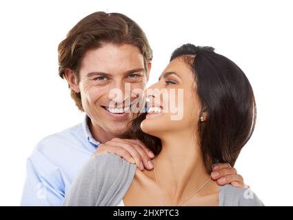HES un sogno. Ritratto di testa e spalle di una giovane coppia felice isolato su sfondo bianco. Foto Stock