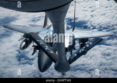 Un Boeing dell'aeronautica degli Stati Uniti KC-135 Stratotanker fornisce il combustibile ad un'aquila di colpo F15E sopra l'Europa orientale, 26 febbraio 2022. La 100th Aerial Refuging Wing assegnata alla Royal Air Force Mildenhall sta attualmente operando missioni fuori dalla Ramstein Air base, Germania, fornendo supporto 24 ore su 24 ad alleati e partner della NATO. (STATI UNITI Air Force Airman 1st classe Edgar Grimaldo) Foto Stock