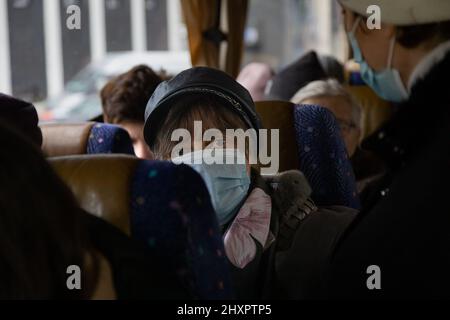 Chisinau, Moldavia. 13th Mar 2022. Il gruppo umanitario israeliano ha Unito Hatzalah, ha eseguito l'operazione Orange Wings da una sinagoga di Chisinau ed ha estratto centinaia di rifugiati ucraini per la sicurezza, il 13 marzo 2022 a Chisinau, Moldavia. Più di due milioni e mezzo di persone sono fuggiti dall'Ucraina nei paesi vicini da quando la Russia ha lanciato un'invasione su larga scala del paese il 24 febbraio. (Credit Image: © Michaal Nigro/Pacific Press via ZUMA Press Wire) Foto Stock