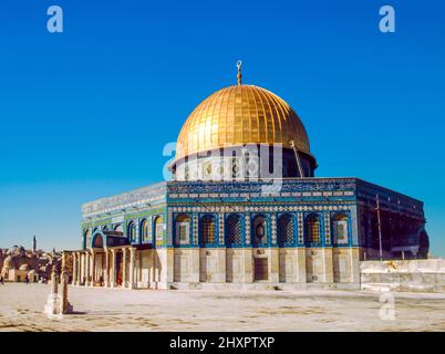 Il pomeriggio di sole risplende sulla cupola dorata della moschea Al Aqsa di Gerusalemme Foto Stock