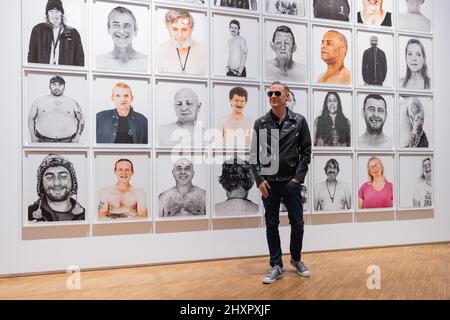 Hagen, Germania. 14th Mar 2022. Bryan Adams, musicista canadese, si trova di fronte alla sua serie fotografica 'senza casa' all'Osthaus Museum Hagen. La retrospettiva 'esposta' di Adams mostra 180 fotografie del musicista, che per molti anni ha raffigurato non solo stelle dello spettacolo internazionale, ma anche veterani di guerra e senzatetto. Credit: Rolf Vennenbernd/dpa/Alamy Live News Foto Stock