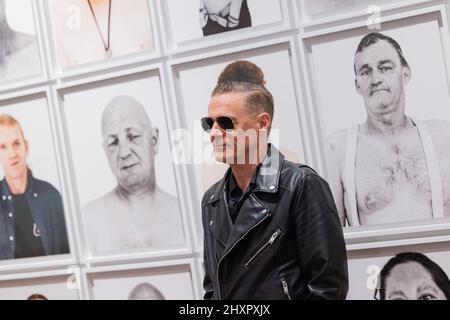 Hagen, Germania. 14th Mar 2022. Bryan Adams, musicista canadese, si trova di fronte alla sua serie fotografica 'senza casa' all'Osthaus Museum Hagen. La retrospettiva 'esposta' di Adams mostra 180 fotografie del musicista, che per molti anni ha raffigurato non solo stelle dello spettacolo internazionale, ma anche veterani di guerra e senzatetto. Credit: Rolf Vennenbernd/dpa/Alamy Live News Foto Stock