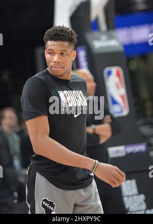 Giannis Antetokounmpo #34 e il compagno di squadra dei Milwaukee Bucks spara la palla durante la pratica Foto Stock