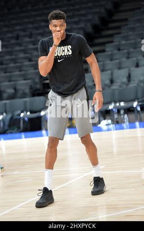 Giannis Antetokounmpo #34 e il compagno di squadra dei Milwaukee Bucks spara la palla durante la pratica Foto Stock