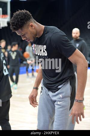 Giannis Antetokounmpo #34 e il compagno di squadra dei Milwaukee Bucks spara la palla durante la pratica Foto Stock