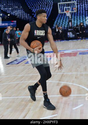 Giannis Antetokounmpo #34 e il compagno di squadra dei Milwaukee Bucks spara la palla durante la pratica Foto Stock