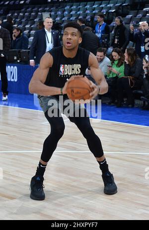 Giannis Antetokounmpo #34 e il compagno di squadra dei Milwaukee Bucks spara la palla durante la pratica Foto Stock