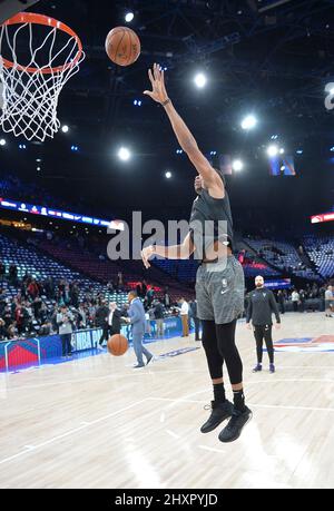 Giannis Antetokounmpo #34 e il compagno di squadra dei Milwaukee Bucks spara la palla durante la pratica Foto Stock