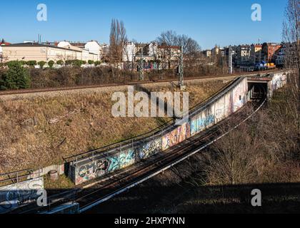 Vista dei binari ferroviari e del tunnel dal ponte pedonale Schwedter Steg a Prenzlauer Berg, Berlino Foto Stock