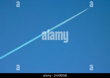 La mattina presto vede gli aerei transatlantici passeggeri che lasciano il loro segno nell'atmosfera superiore mentre iniziano ad avvicinarsi agli aeroporti del Regno Unito Foto Stock