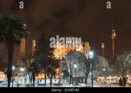 Hagia Sophia o Ayasofya Camii di notte in inverno. Viaggio a Istanbul foto di sfondo. Messa a fuoco selettiva. Rumore incluso. Foto Stock