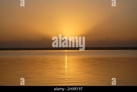 Vista panoramica di un lago all'alba Foto Stock