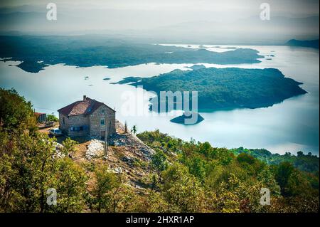 Cottage di campagna sul lago nelle montagne del Montenegro. Bella vista Foto Stock