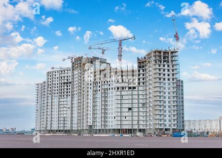 Cantiere, gru ed edifici non finiti a più piani Foto Stock