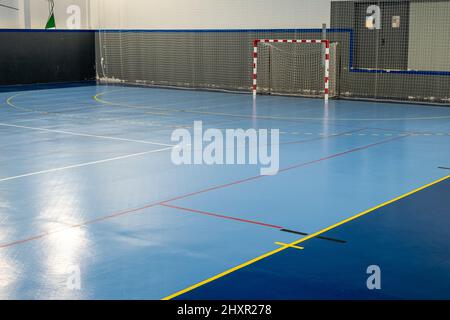 Porta per futsal o pallamano in palestra, porta di un campo da gioco di calcio o pallamano Foto Stock