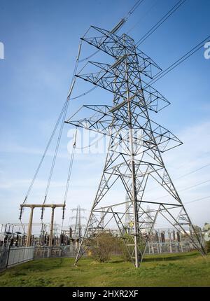 Pilone elettrico che collega le linee elettriche alla sottostazione Foto Stock