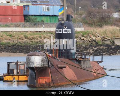 Rochester, Kent, Regno Unito. 14th Mar 2022. Ex-sottomarino russo 'U-475 Black Widow' - un sottomarino della Marina sovietica del periodo della Guerra fredda situato sul fiume Medway vicino Rochester / Strood attualmente sta visualizzando una bandiera Ucraina per mostrare il supporto per il popolo ucraino. Credit: James Bell/Alamy Live News Foto Stock