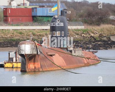 Rochester, Kent, Regno Unito. 14th Mar 2022. Ex-sottomarino russo 'U-475 Black Widow' - un sottomarino della Marina sovietica del periodo della Guerra fredda situato sul fiume Medway vicino Rochester / Strood attualmente sta visualizzando una bandiera Ucraina per mostrare il supporto per il popolo ucraino. Credit: James Bell/Alamy Live News Foto Stock