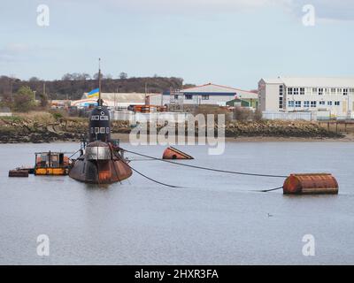 Rochester, Kent, Regno Unito. 14th Mar 2022. Ex-sottomarino russo 'U-475 Black Widow' - un sottomarino della Marina sovietica del periodo della Guerra fredda situato sul fiume Medway vicino Rochester / Strood attualmente sta visualizzando una bandiera Ucraina per mostrare il supporto per il popolo ucraino. Credit: James Bell/Alamy Live News Foto Stock