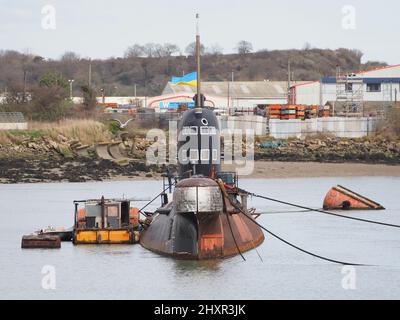 Rochester, Kent, Regno Unito. 14th Mar 2022. Ex-sottomarino russo 'U-475 Black Widow' - un sottomarino della Marina sovietica del periodo della Guerra fredda situato sul fiume Medway vicino Rochester / Strood attualmente sta visualizzando una bandiera Ucraina per mostrare il supporto per il popolo ucraino. Credit: James Bell/Alamy Live News Foto Stock