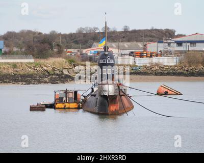 Rochester, Kent, Regno Unito. 14th Mar 2022. Ex-sottomarino russo 'U-475 Black Widow' - un sottomarino della Marina sovietica del periodo della Guerra fredda situato sul fiume Medway vicino Rochester / Strood attualmente sta visualizzando una bandiera Ucraina per mostrare il supporto per il popolo ucraino. Credit: James Bell/Alamy Live News Foto Stock