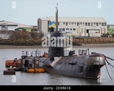 Rochester, Kent, Regno Unito. 14th Mar 2022. Ex-sottomarino russo 'U-475 Black Widow' - un sottomarino della Marina sovietica del periodo della Guerra fredda situato sul fiume Medway vicino Rochester / Strood attualmente sta visualizzando una bandiera Ucraina per mostrare il supporto per il popolo ucraino. Credit: James Bell/Alamy Live News Foto Stock