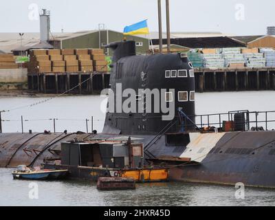 Rochester, Kent, Regno Unito. 14th Mar 2022. Ex-sottomarino russo 'U-475 Black Widow' - un sottomarino della Marina sovietica del periodo della Guerra fredda situato sul fiume Medway vicino Rochester / Strood attualmente sta visualizzando una bandiera Ucraina per mostrare il supporto per il popolo ucraino. Credit: James Bell/Alamy Live News Foto Stock