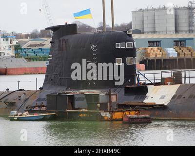 Rochester, Kent, Regno Unito. 14th Mar 2022. Ex-sottomarino russo 'U-475 Black Widow' - un sottomarino della Marina sovietica del periodo della Guerra fredda situato sul fiume Medway vicino Rochester / Strood attualmente sta visualizzando una bandiera Ucraina per mostrare il supporto per il popolo ucraino. Credit: James Bell/Alamy Live News Foto Stock