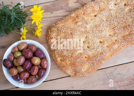 Pane al sesamo, senza pasta, pane tradizionale greco chiamato lagana, per il lunedì pulito Foto Stock