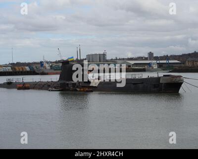 Rochester, Kent, Regno Unito. 14th Mar 2022. Ex-sottomarino russo 'U-475 Black Widow' - un sottomarino della Marina sovietica del periodo della Guerra fredda situato sul fiume Medway vicino Rochester / Strood attualmente sta visualizzando una bandiera Ucraina per mostrare il supporto per il popolo ucraino. Credit: James Bell/Alamy Live News Foto Stock