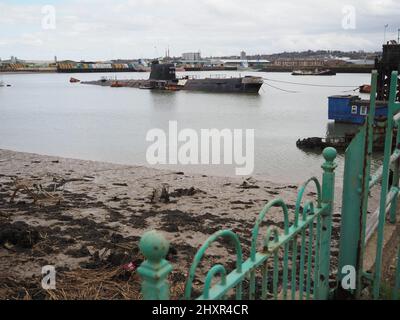 Rochester, Kent, Regno Unito. 14th Mar 2022. Ex-sottomarino russo 'U-475 Black Widow' - un sottomarino della Marina sovietica del periodo della Guerra fredda situato sul fiume Medway vicino Rochester / Strood attualmente sta visualizzando una bandiera Ucraina per mostrare il supporto per il popolo ucraino. Credit: James Bell/Alamy Live News Foto Stock