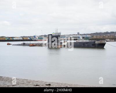 Rochester, Kent, Regno Unito. 14th Mar 2022. Ex-sottomarino russo 'U-475 Black Widow' - un sottomarino della Marina sovietica del periodo della Guerra fredda situato sul fiume Medway vicino Rochester / Strood attualmente sta visualizzando una bandiera Ucraina per mostrare il supporto per il popolo ucraino. Credit: James Bell/Alamy Live News Foto Stock