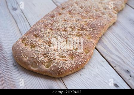 Pane al sesamo, senza pasta, pane tradizionale greco chiamato lagana, per il lunedì pulito Foto Stock