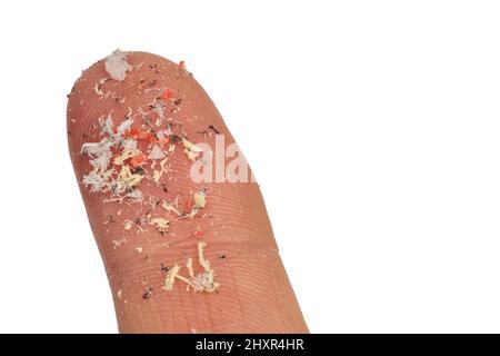 Pellet di plastica piccolo su dito. Micro plastica, problema. Foto Stock