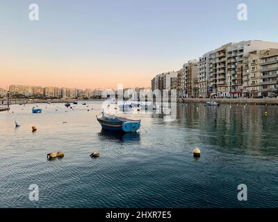 Tramonto su Spinola Bay, St. Julian's, Malta Foto Stock