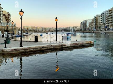 Una splendida vista al crepuscolo sulla baia di Spinola a St. Julian's, Malta. Foto Stock