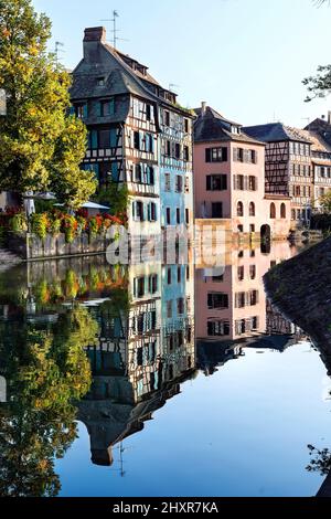 Francia, Strasburgo, il centro storico dichiarato patrimonio dell'umanità dall'UNESCO, la Petite France, lungo il molo di Bruche. Foto Stock