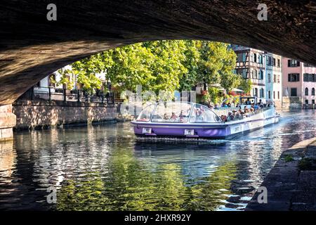 Francia, Strasburgo, il centro storico dichiarato Patrimonio dell'Umanità dall'UNESCO, il fiume Ill sotto i Ponts Couverts. Foto Stock