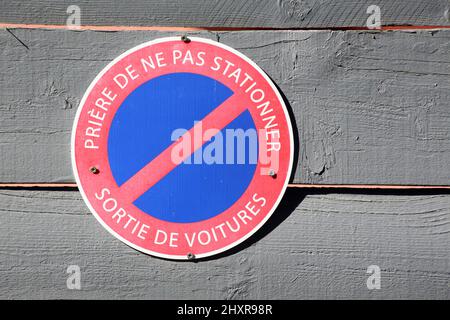 Prière de ne pas stationner. Sortie de voitures. Segnaletica routière. Saint-Gervais-les-Bains. Alta Savoia. Auvergne-Rhône-Alpes. Francia. Foto Stock