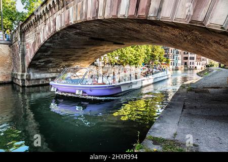 Francia, Strasburgo, il centro storico dichiarato Patrimonio dell'Umanità dall'UNESCO, il fiume Ill sotto i Ponts Couverts. Foto Stock